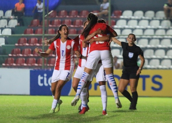 Festejo de Paraguay en duelo amistoso Uruguay. Twitter: @Albirroja.