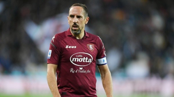 Cavani podría jugar con Ribery en Salernitana si acepta su oferta (Getty)