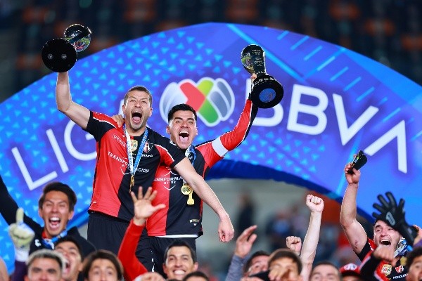 La celebración de Atlas con los trofeos del Campeón de Campeones 2021-2022 y el Torneo Clausura 2022 (Foto: Getty)