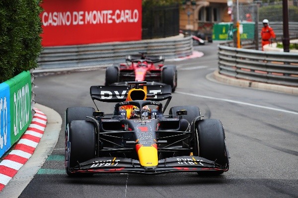 Leclerc corriendo de atrás a Verstappen en Monaco (Getty Images)