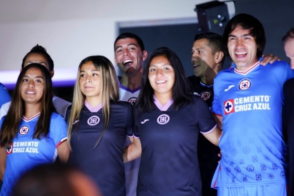 Cruz Azul presenta sus nuevos uniformes (Imago 7)