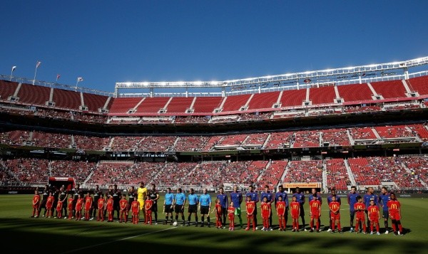 AC Milan and FC Barcelona players line up before their International Champions Cup match at Levi&#039;s Stadium on August 4, 2018 in Santa Clara, California. (Photo by Lachlan Cunningham/Getty Images)