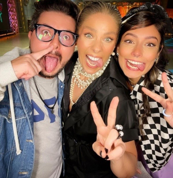 Reprodução/Instagram oficial do Power Couple Brasil - Adriane Galisteu, Pe Lanza e Anne posam para as redes sociais.