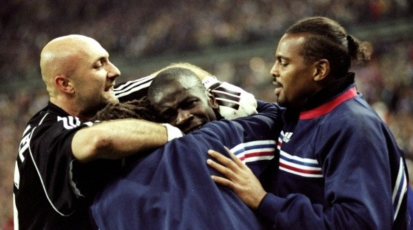 Bernard Lama -a la derecha- abrazando a Thuram, Diomede y a Barthez en la selección de Francia