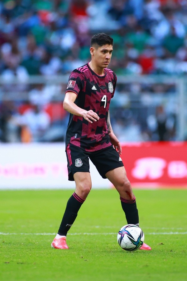 Edson Álvarez, en la mira del Everton (Getty Images)