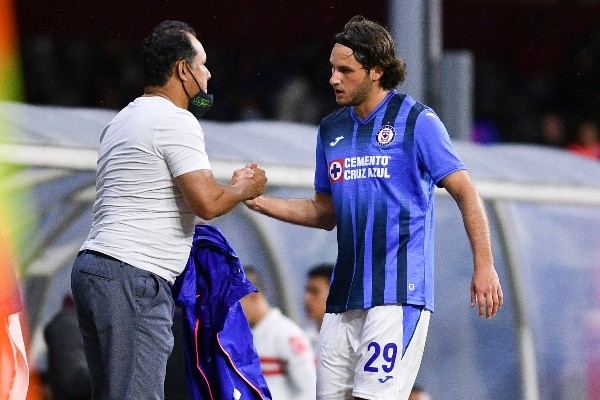 Juan Reynoso y Santiago Giménez (Imago 7)