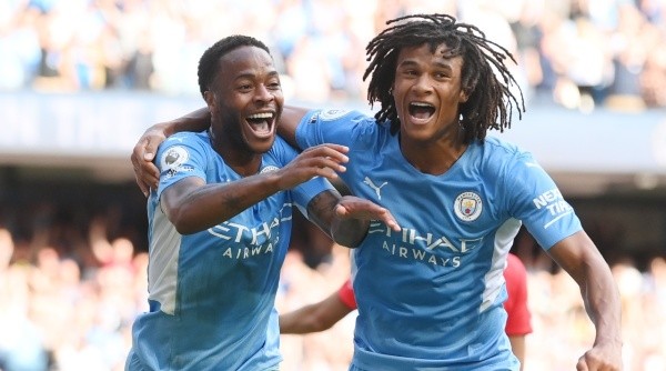 Sterling y Aké, pretendidos por Chelsea