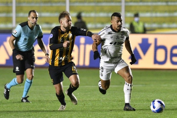 Acción de juego entre The Strongest y Ceará. @Sudamericana.