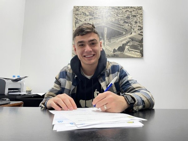 Luca Martínez Dupuy firmando con el Canalla (Rosario Central)