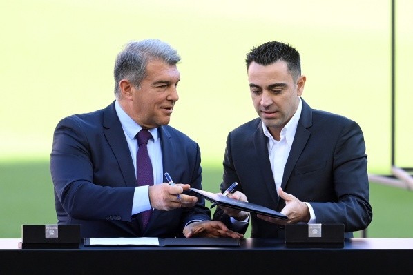 Joan Laporta y Xavi Hernández: Getty