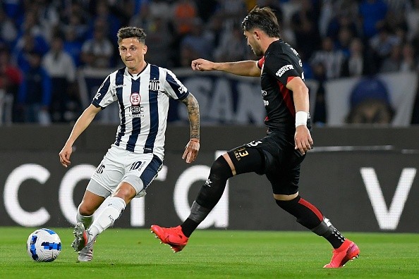 Acción de juego entre Talleres y Colón. Getty.