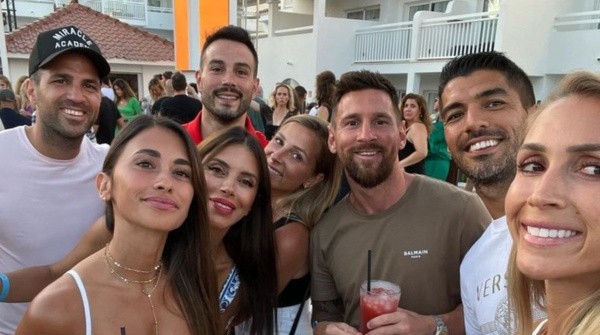 Messi with Fabregas, Suarez and their partners / Messi&#039;s official Instagram account