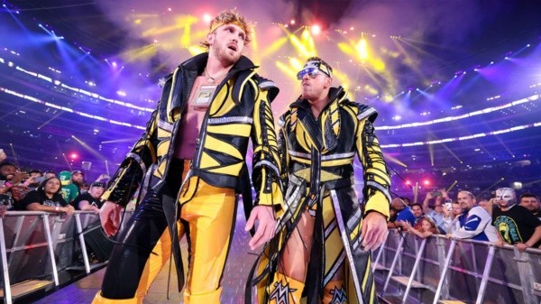 Logan Paul junto a The Miz en su debut en WrestleMania 38