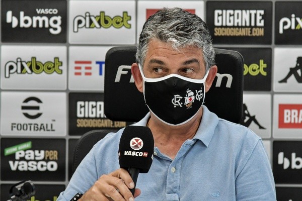 Carlos Brazil está pressionado no comando do futebol do Vasco 
    (Foto: Thiago Ribeiro/AGIF)