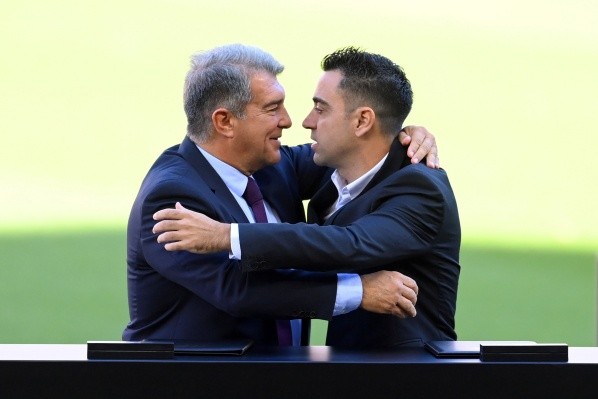 Xavi Hernández y Joan Laporta: Getty