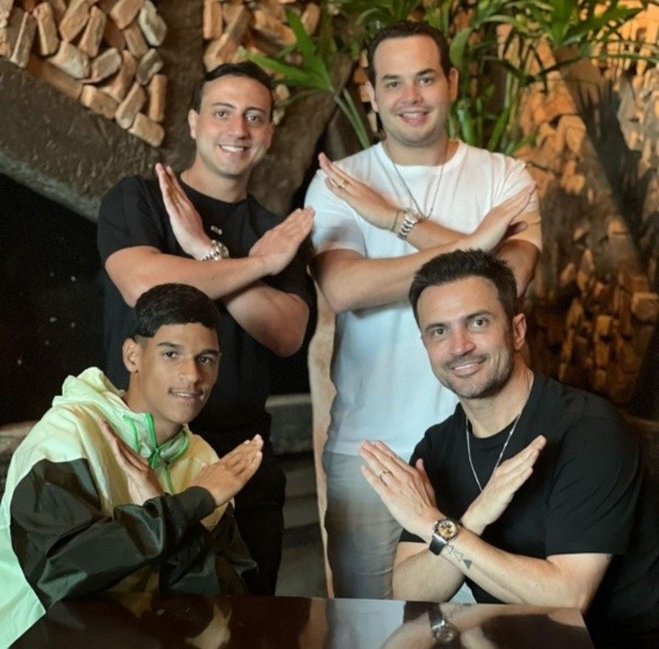 Reprodução/Instagram oficial do Luva de Pedreiro - Luva posa ao lado de Falcão e sua equipe.