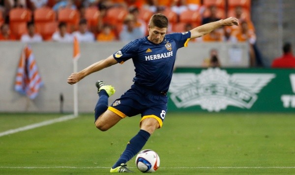 Steven Gerrard #8 of the Los Angeles Galaxy passes the ball during their game against the Houston Dynamo at BBVA Compass Stadium on July 25, 2015 in Houston, Texas. (Photo by Scott Halleran/Getty Images)