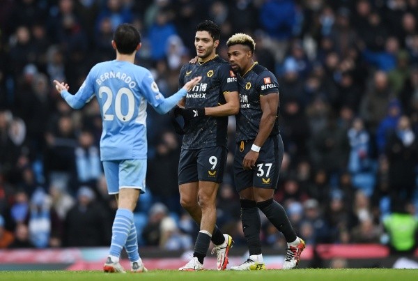 Raúl Jiménez y Adama Traoré siendo verdugos del Manchester City (Getty Images)