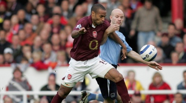 Danny Mills, marcando a Thierry Henry en un duelo Manchester City-Arsenal en 2005