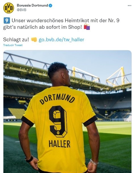 Haller en presentación con Borussia Dortmund. Twitter @BVB.