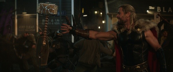 La relación de Thor y Mjolnir, uno de los ejes más divertidos de la película. (Disney)