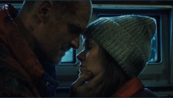 El beso de Joyce Byers y Jim Hopper en Stranger Things (Netflix).