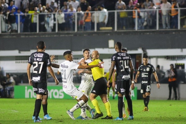 Santos perde oito mandos de campo pelas confusões no jogo contra o