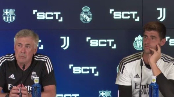 Ancelotti y Courtois, en la rueda de prensa a la que asistió Bolavip.