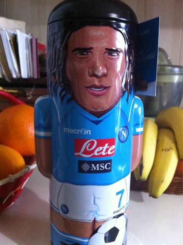 La lata de galletas de Cavani, que fue furor en Nápoles (Twitter @apetrazzuolo)