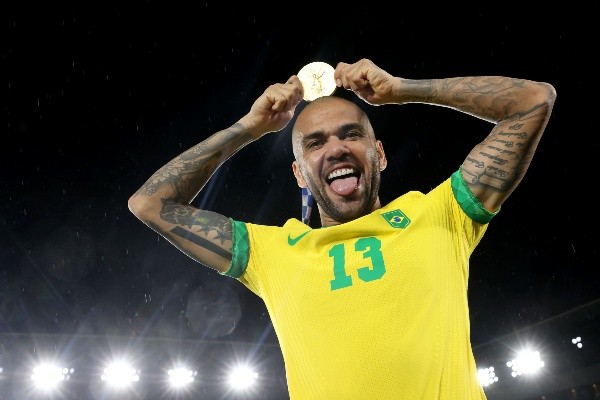 Dani Alves con la Medalla de Oro olímpica, su último título con la Selección de Brasil. Getty