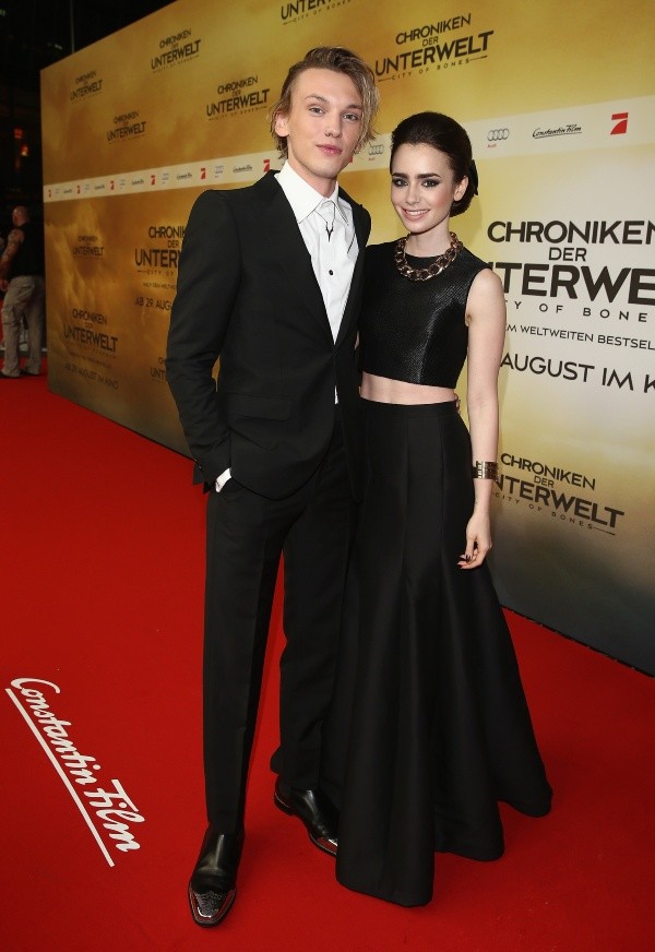 Jamie Campbell Bower et Lily Collins.  Photo : (Getty)