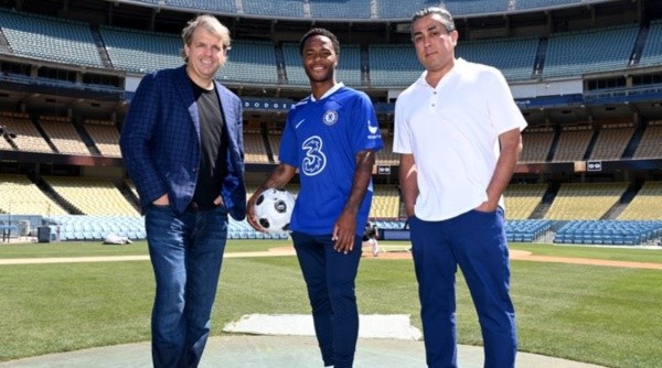 Raheem Sterling y Todd Boehly, en Dodgers Stadium Raheem Sterling y Todd Boehly, en Dodgers Stadium