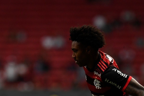  Mateus Bonomi/AGIF/ Vitinho em campo pelo Flamengo. 