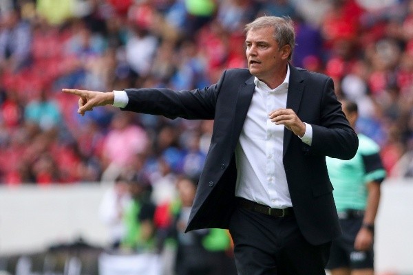 Diego Aguirre asegura que fichará a un zaguero central (Imago 7)