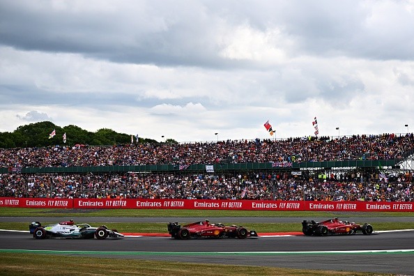 Hamilton atrás das duas Ferraris: cena comum nesta temporada. 
    Créditos: Getty Images