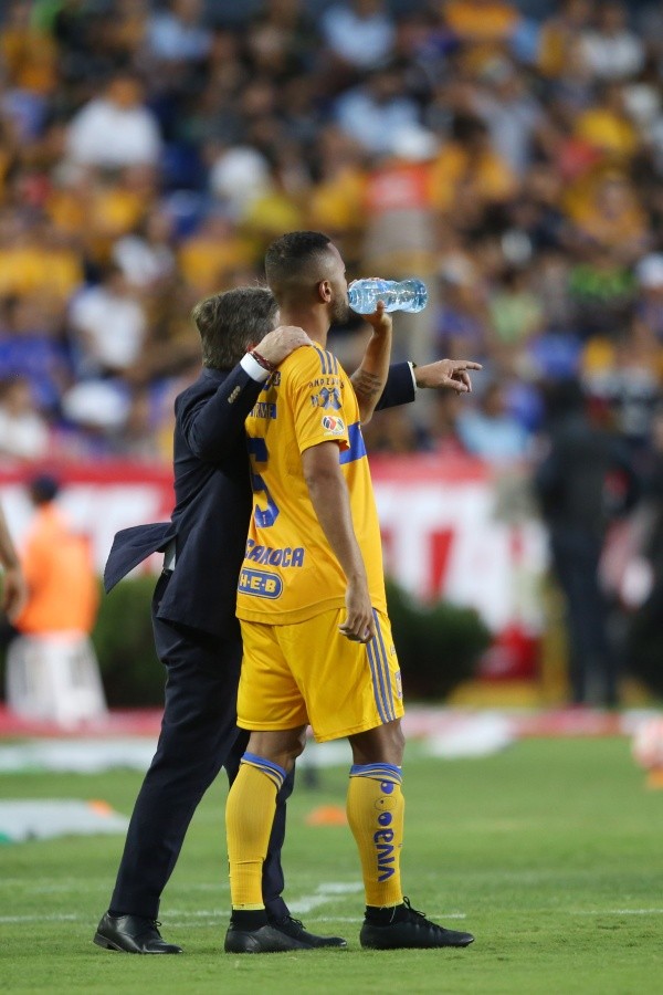 Miguel Herrera con Rafael Carioca (Imago 7)