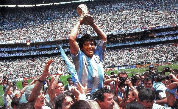 Diego Armando Maradona celebrando el título mundial en 1986 (archivo)