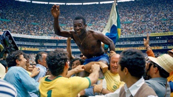 Pelé celebrando el título mundial en 1970 (archivo)