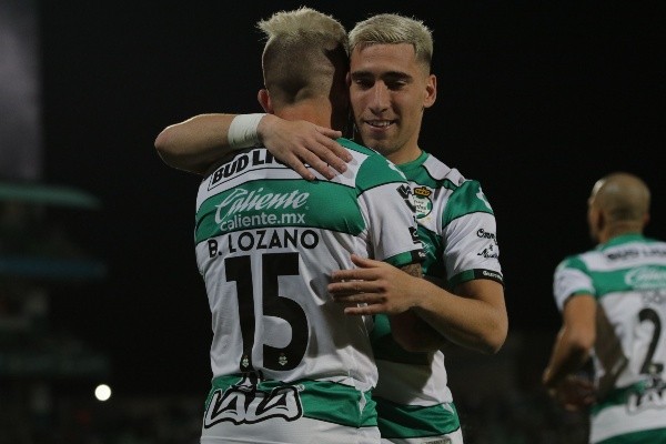 Gorriarán y Lozano, celebrando un tanto de Santos (Imago 7)