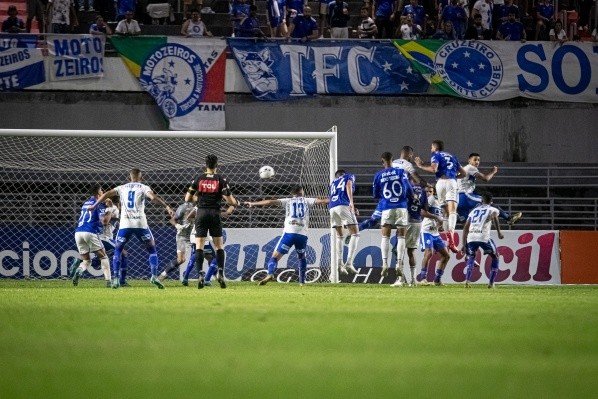Foto: Celio Junior/AGIF - CSA e Cruzeiro ficaram no empate em 1 a 1, no estádio Rei Pelé