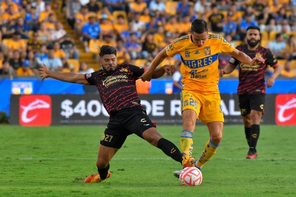 Florian Thauvin, al banco de suplentes vs. Atlas (Imago 7)