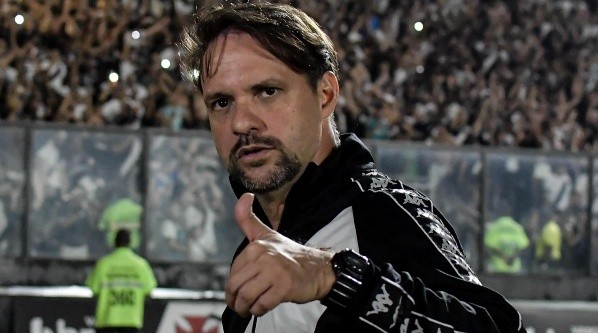 Maurício Souza foi demitido do Vasco (Foto: Thiago Ribeiro/AGIF)
