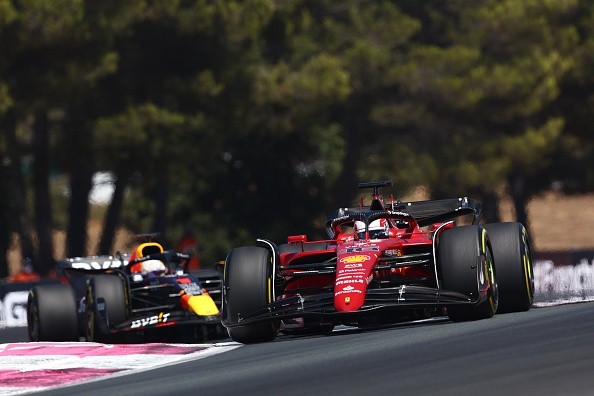 Leclerc à frente de Verstappen nas voltas iniciais do GP da França. Créditos: Getty Images