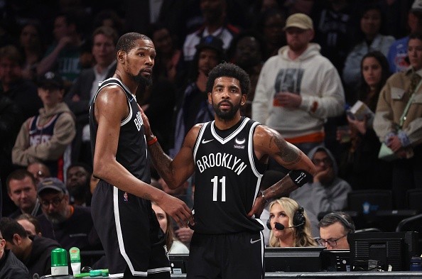 Durant e Irving durante a última temporada dos Nets. Créditos: Getty Images