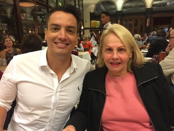 Reprodução/Instagram oficial de Leo Dias - Leo Dias posa ao lado de sua mãe.