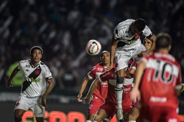 Foto: Thiago Ribeiro/AGIF - CRB vinha de nove partidas de invencibilidade