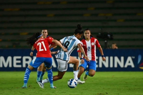 Acción de juego entre Argentina y Paraguay. @Argentina.