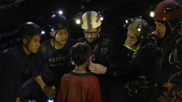O filme &quot;Treze Vidas&quot; aborda resgate em caverna da Tailândia - Imagem: Reprodução/Amazon Prime Video