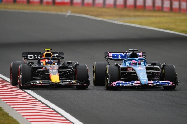 Sergio Pérez rebasando a Fernando Alonso en Hungría (Getty Images)