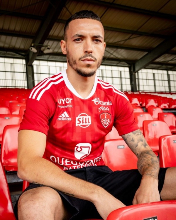 Camiseta local de Stade Brest para la temporada 2022-23